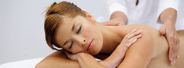 photo d'une femme se faisant masser.