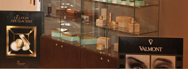 photo d'une vitrine avec les produits valmont.